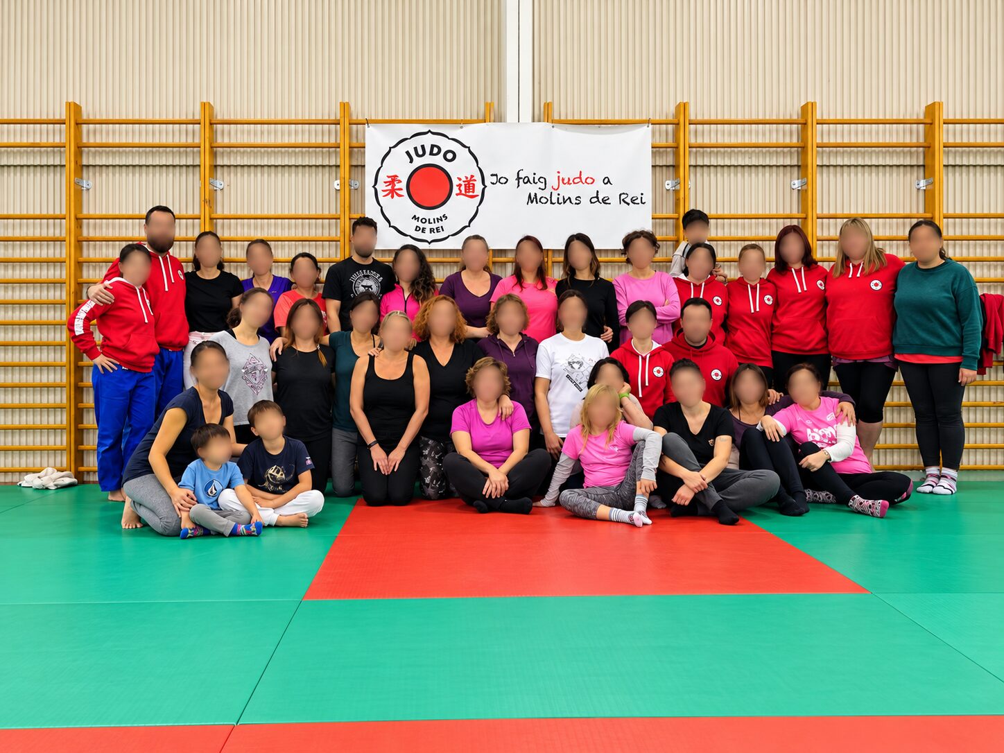 Grupo participante en una sesión de judo y defensa personal del club