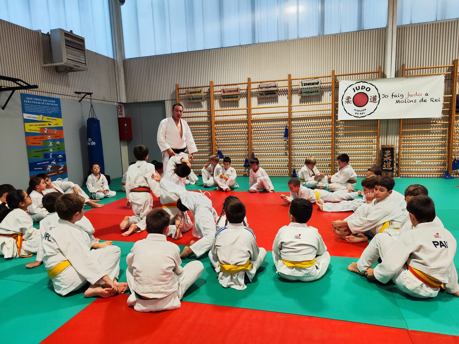 Clase de judo infantil